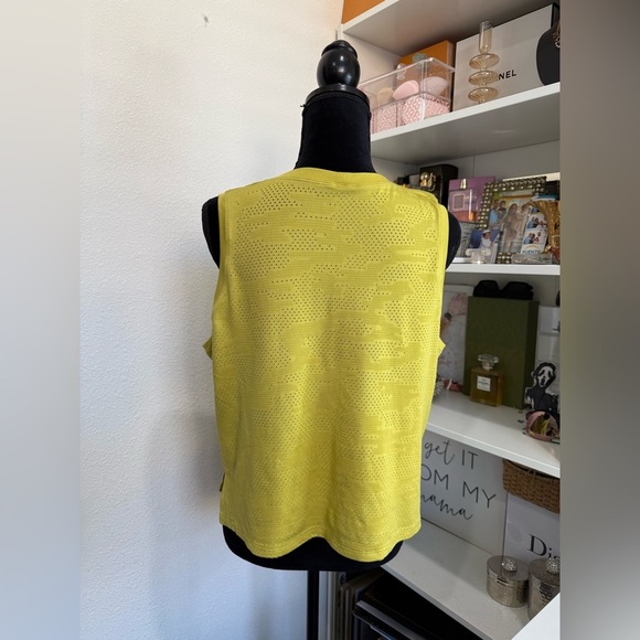 Lululemon train to be tank Lime Green color size large - Picture 4 of 7